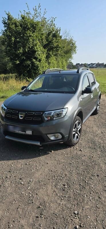 Grau Gebraucht 2018 Dacia Sandero Celebration Kleinwagen | 9.400 € (Guter Preis) - Bild 1/4