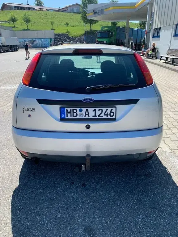Gebraucht Ford Focus Ambiente 116 PS (85 kW) 2001 Silber Limousine