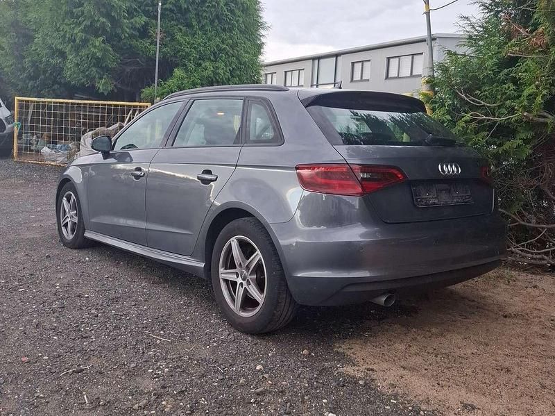 Grau Gebraucht 2015 Audi A3 Sportback Kombi | 11.850 € (Fairer Preis) - Bild 1/4