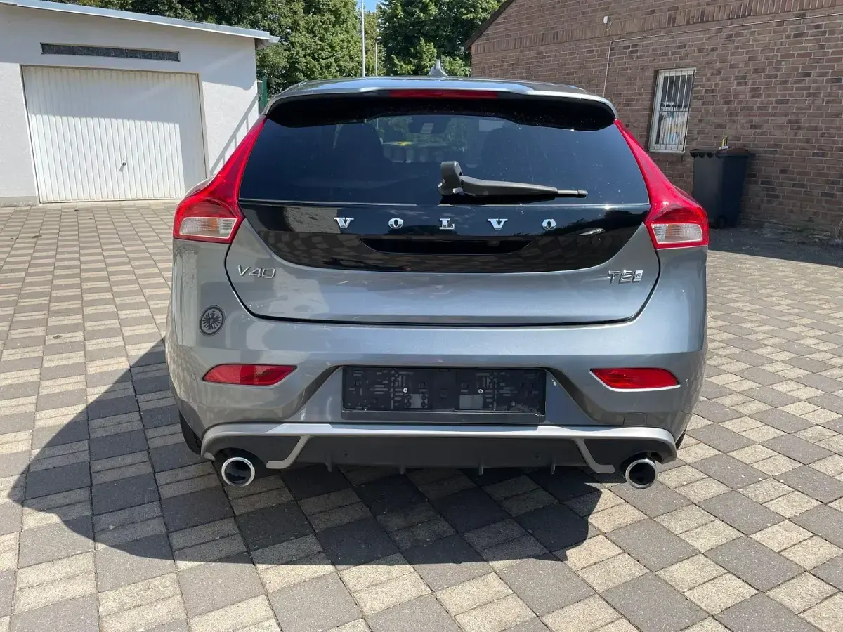 Gebraucht Volvo V40 R-Design 122 PS (89 kW) 2019 Grau Limousine
