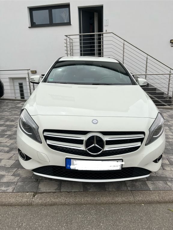 Weiß Gebraucht 2013 Mercedes A180 Style Limousine | 6.900 € (Superpreis) - Bild 1/4