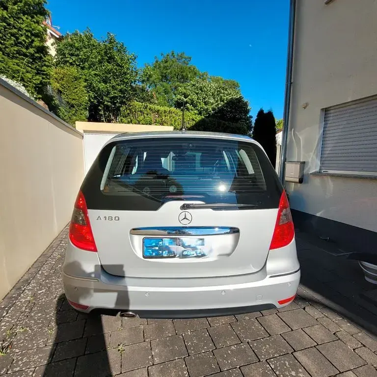 Gebraucht Mercedes A180 116 PS (85 kW) 2011 Silber Limousine