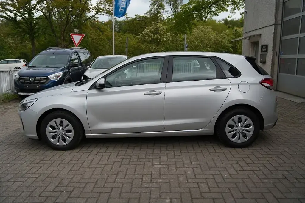 Używany Hyundai i30 Select 101 KM (74 kW) 2017 Srebrny Sedan/Limuzyna