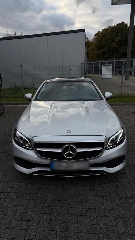 Silber Gebraucht 2018 Mercedes E200 AMG line Coupé | 27.200 € (Guter Preis) - Bild 1/4
