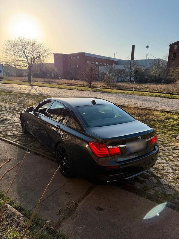 Gebraucht BMW 740 M Sport 306 PS (225 kW) 2011 Grau Limousine