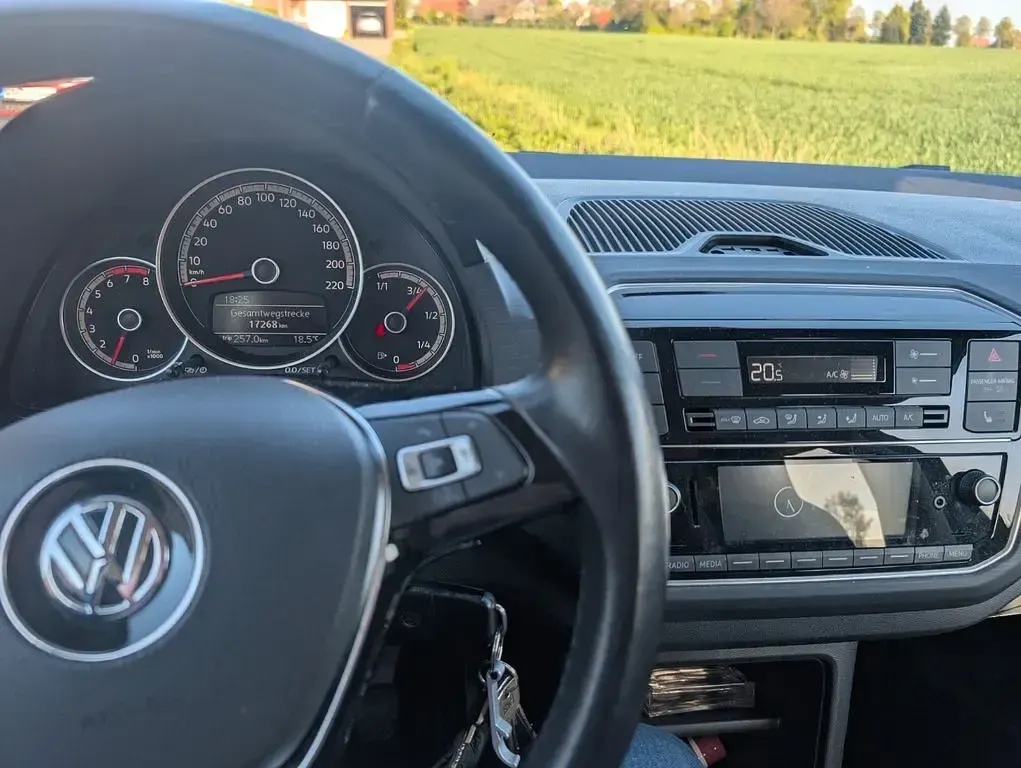 Gebraucht VW cross up! 90 PS (66 kW) 2019 Schwarz Kleinwagen
