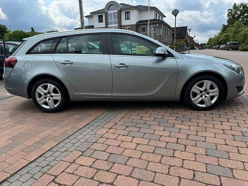 Gebraucht Opel Insignia Edition 140 PS (102 kW) 2014 Silbersee/silver lake Kombi