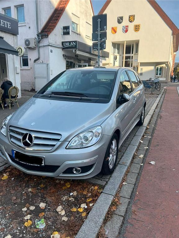 Gebraucht Mercedes B200 140 PS (102 kW) 2009 Silber Van / Kleinbus