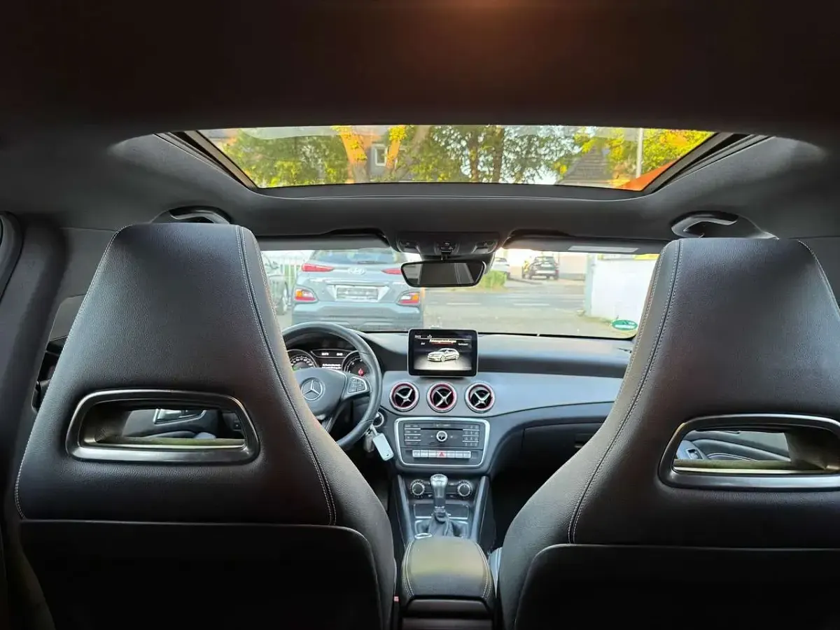 Gebraucht Mercedes CLA180 109 PS (80 kW) 2016 Calcitweiss  unilack Limousine