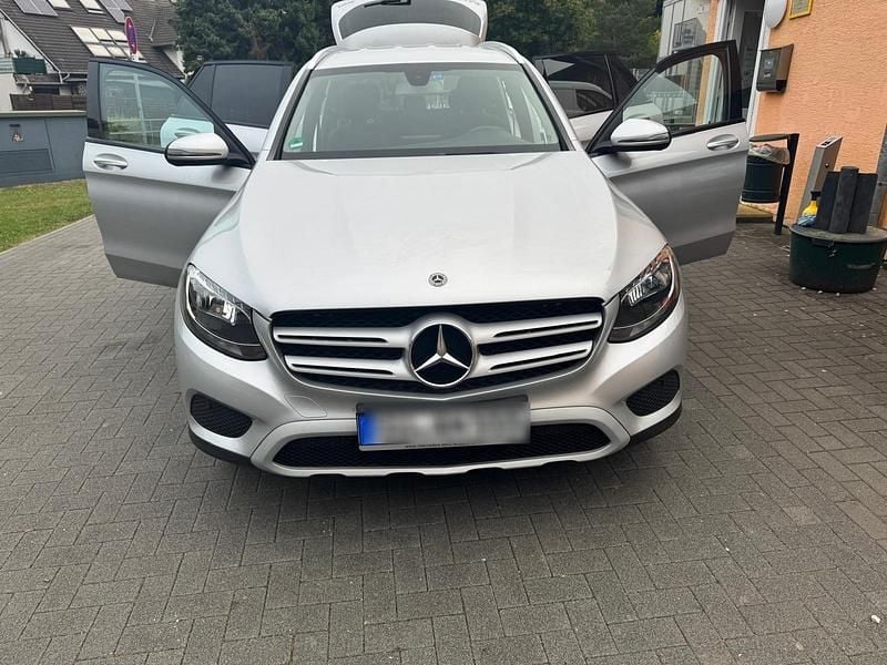 Silber Gebraucht 2018 Mercedes GLC250 SUV | 24.900 € (Superpreis) - Bild 1/4