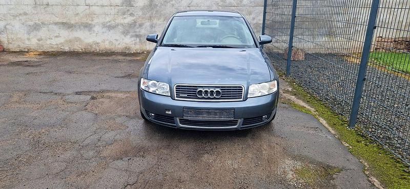 Grau Gebraucht 2003 Audi A4 Limousine | 850 € (Superpreis) - Bild 1/4