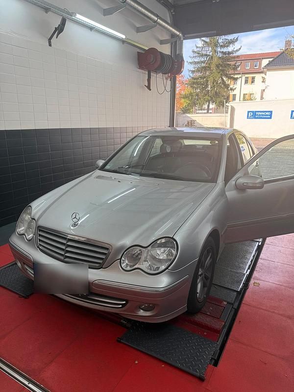 Silber Gebraucht 2005 Mercedes C230 Limousine | 3.500 € (Fairer Preis) - Bild 1/4