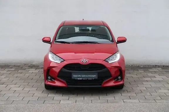 Gebraucht Toyota Yaris Basis 125 PS (91 kW) 2023 Rot Kleinwagen