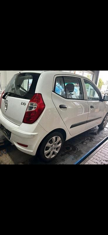 Weiß Gebraucht 2013 Hyundai i10 Kleinwagen | 2.150 € (Fairer Preis) - Bild 1/3