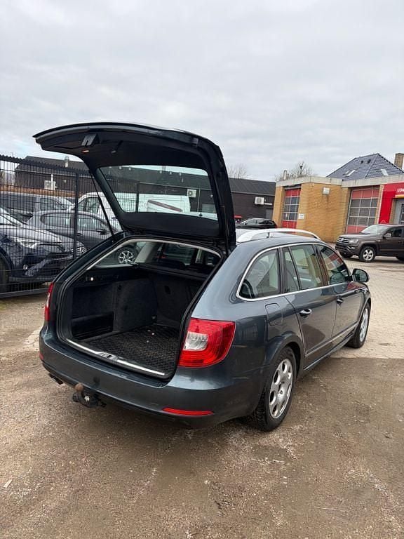 Gebraucht Skoda Superb 160 PS (117 kW) 2014 Blau Kombi