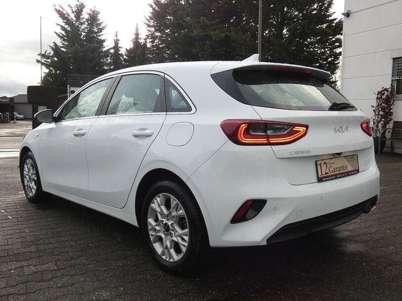 Gebraucht Kia Ceed Vision 160 PS (117 kW) 2023 Weiß Kleinwagen