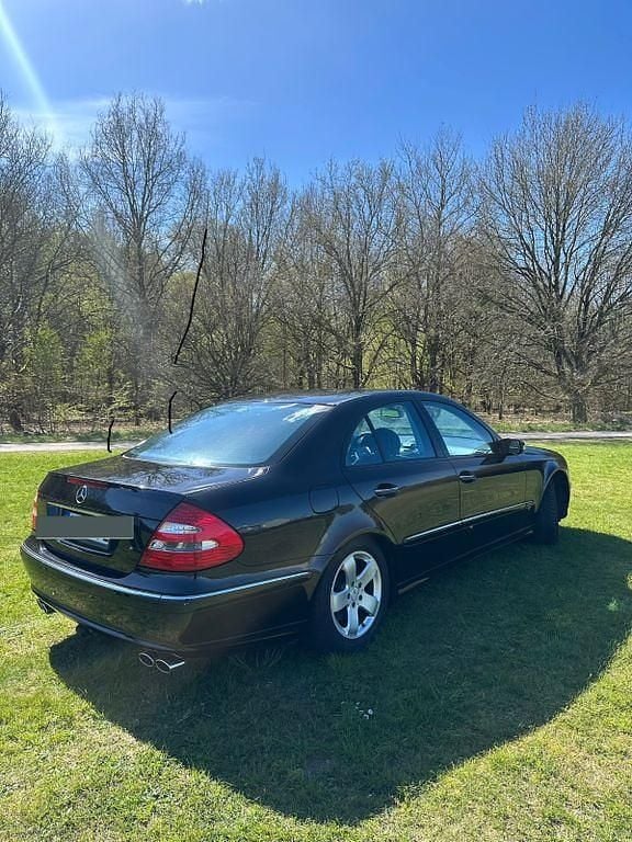 Używany Mercedes E320 Avantgarde 224 KM (164 kW) 2004 Czarny Sedan/Limuzyna