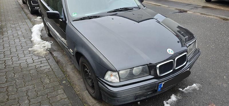 Schwarz Gebraucht 1998 BMW 316 Comfort Edition Kleinwagen | 2.000 € (Fairer Preis) - Bild 1/4