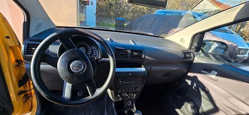 Second-hand VW Fox 75 CP (55 kW) 2005 Galben Hatchback