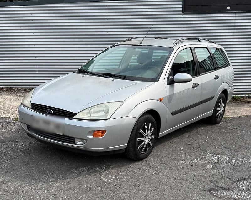Silber Gebraucht 1999 Ford Focus Ghia Kombi | 999 € (Guter Preis) - Bild 1/4