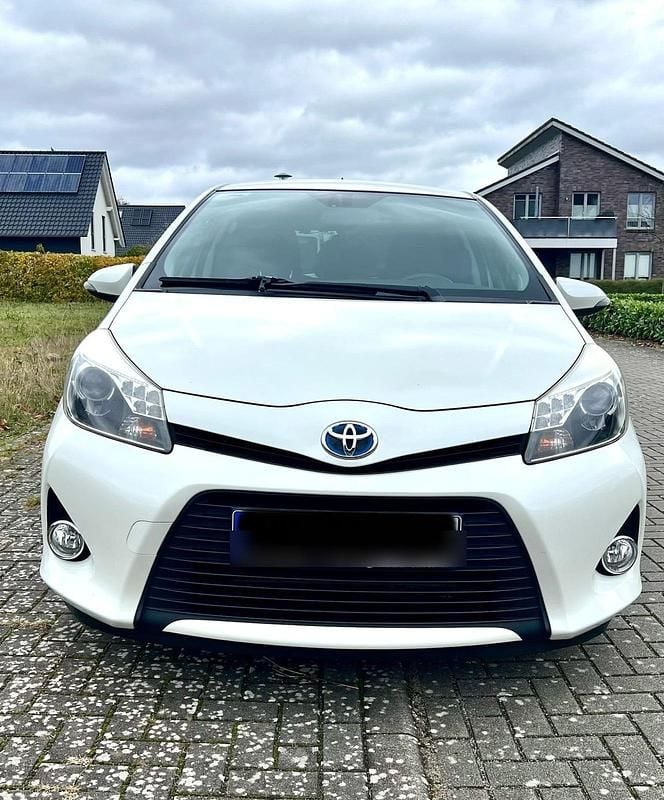 Weiß Gebraucht 2013 Toyota Yaris Hybrid Kleinwagen | 10.100 € (Fairer Preis) - Bild 1/4
