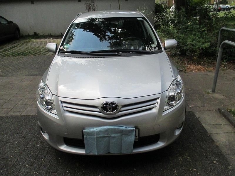 Silber Gebraucht 2011 Toyota Auris Edition Limousine | 6.950 € (Fairer Preis) - Bild 1/4