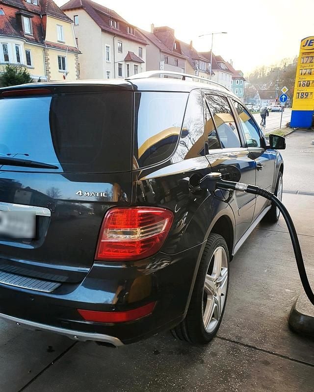 Gebraucht Mercedes ML350 231 PS (169 kW) 2011 Schwarz SUV
