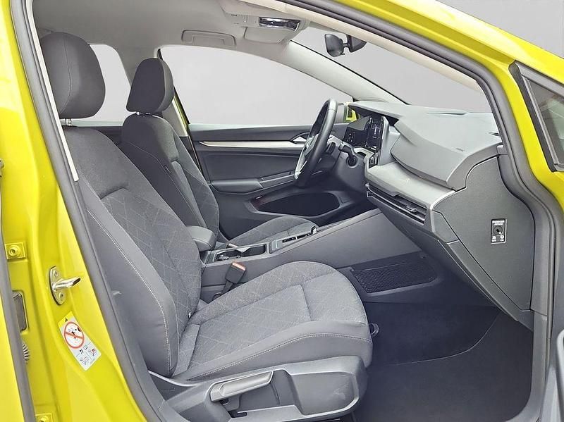 Gebraucht VW Golf VIII Life 150 PS (110 kW) 2022 Gelb Kombi