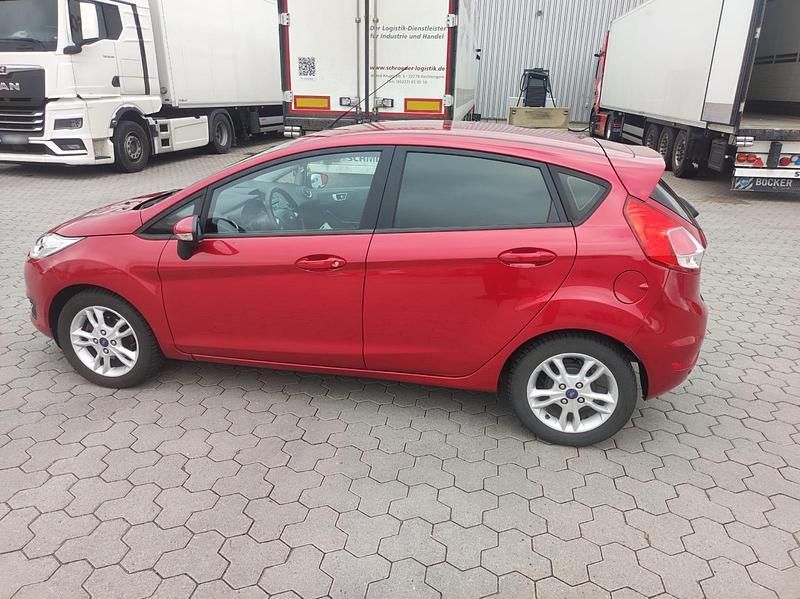 Gebraucht Ford Fiesta SYNC Edition 82 PS (60 kW) 2015 Rot Kleinwagen