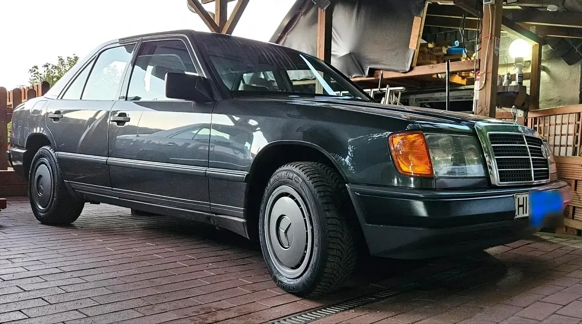 Gebraucht Mercedes E230 132 PS (97 kW) 1988 Schwarz Limousine