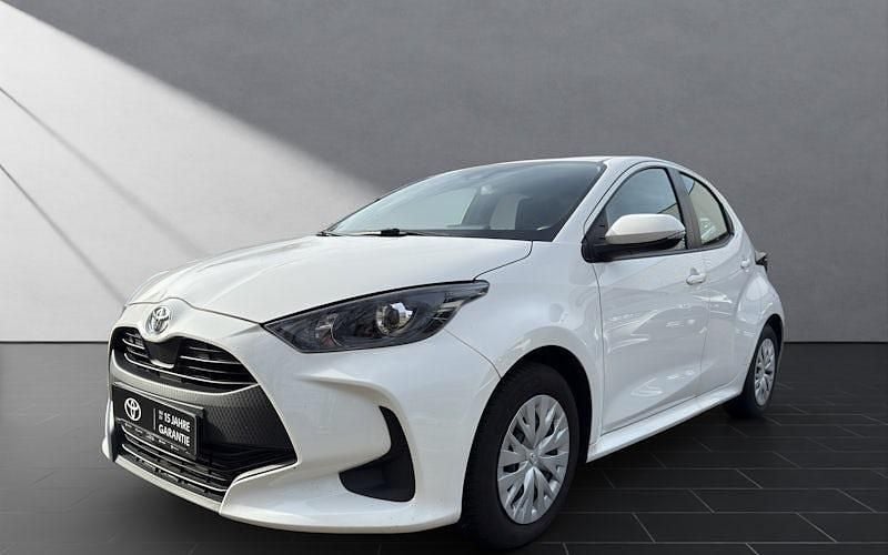 Weiß Gebraucht 2021 Toyota Yaris Comfort Limousine | 13.950 € (Fairer Preis) - Bild 1/4