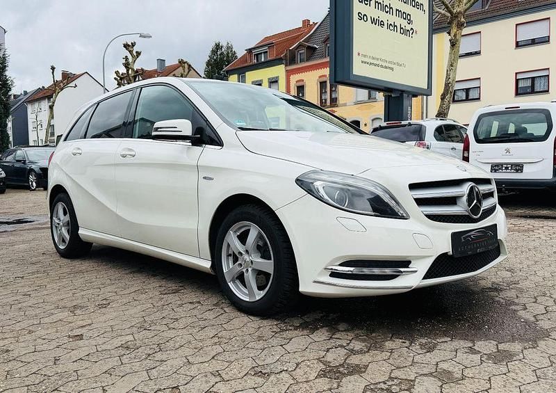 Gebraucht Mercedes B180 122 PS (89 kW) 2011 Weiß Van / Kleinbus