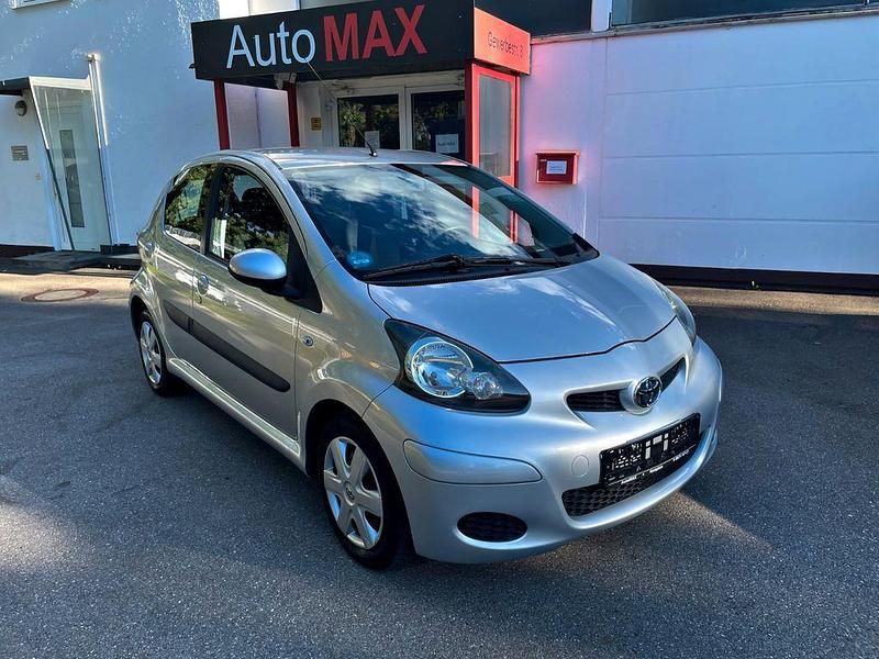 Silber Gebraucht 2011 Toyota Aygo Cool Kleinwagen | 4.799 € (Etwas zu teuer) - Bild 1/4