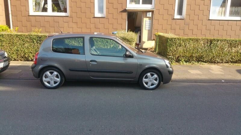 Grau Gebraucht 2001 Renault Clio II Expression Limousine | 1.490 € (Fairer Preis) - Bild 1/4