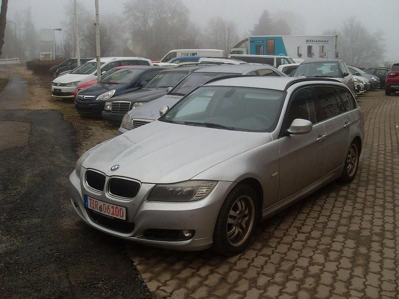 Silber Gebraucht 2011 BMW 318 Comfort Edition Kombi | 2.650 € (Superpreis) - Bild 1/3