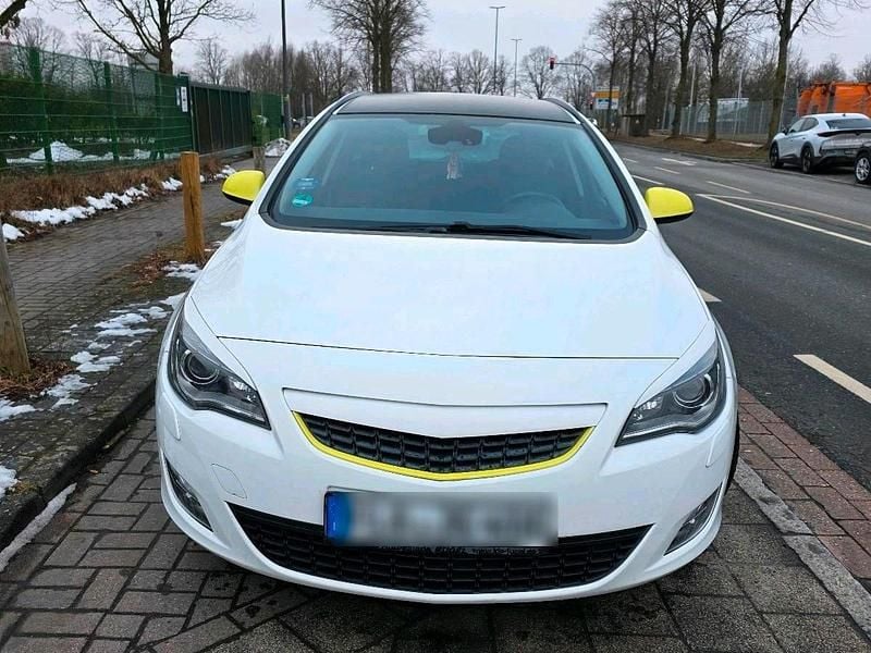 Gebraucht Opel Astra Design Edition 140 PS (102 kW) 2011 Weiß Kombi