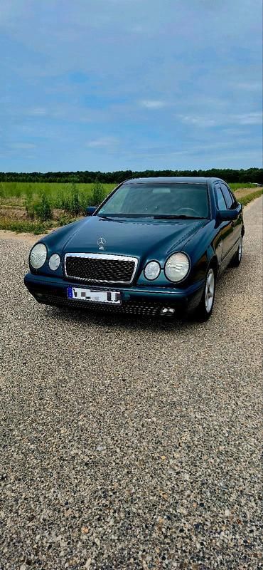 Grün Gebraucht 1998 Mercedes E200 Limousine | 2.500 € (Superpreis) - Bild 1/4