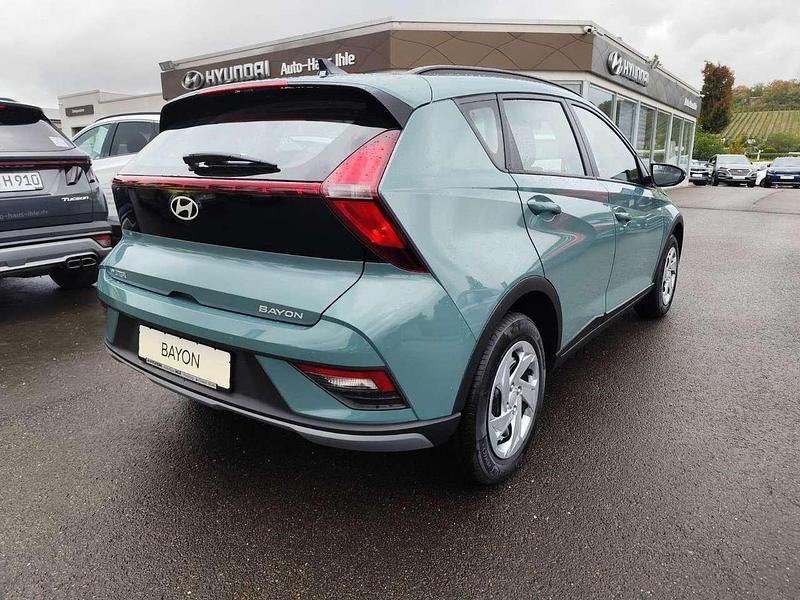 Neu Hyundai Bayon Select 101 PS (74 kW) 2025 Grün SUV
