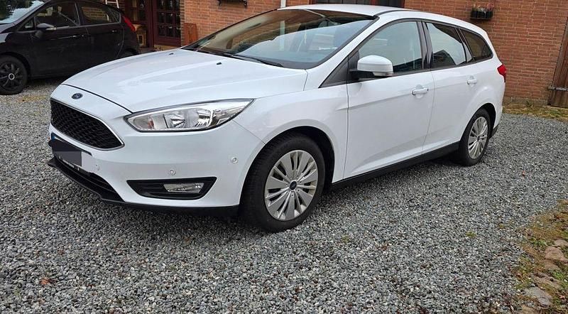 Weiß Gebraucht 2015 Ford Focus Trend Limousine | 8.200 € (Fairer Preis) - Bild 1/4