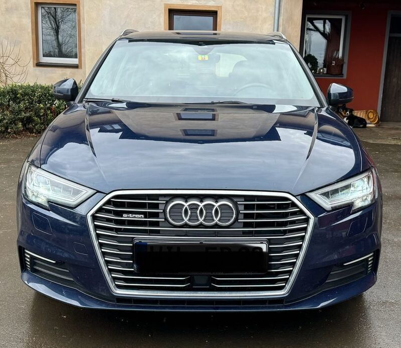 Blau Gebraucht 2020 Audi A3 Sportback e-tron Ambiente Limousine | 20.000 € (Superpreis) - Bild 1/4
