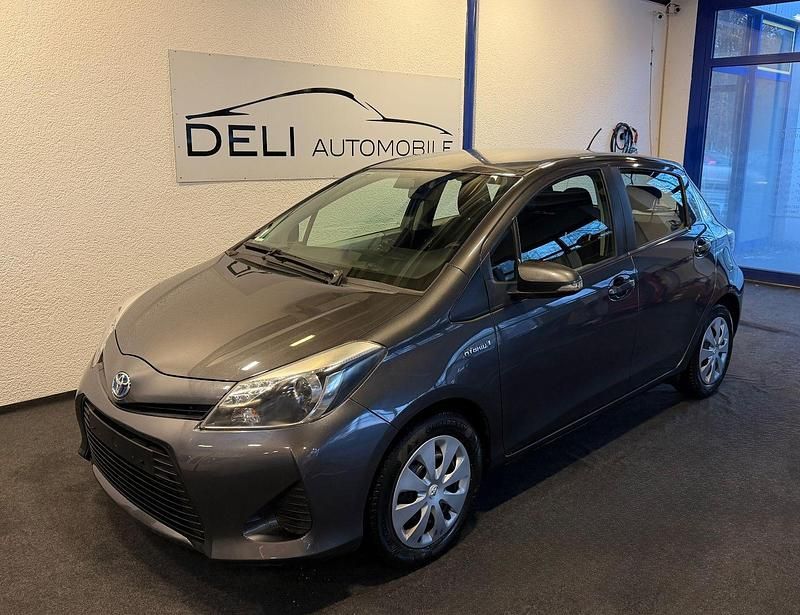 Grau Gebraucht 2012 Toyota Yaris Hybrid Life Kleinwagen | 7.990 € (Etwas zu teuer) - Bild 1/4