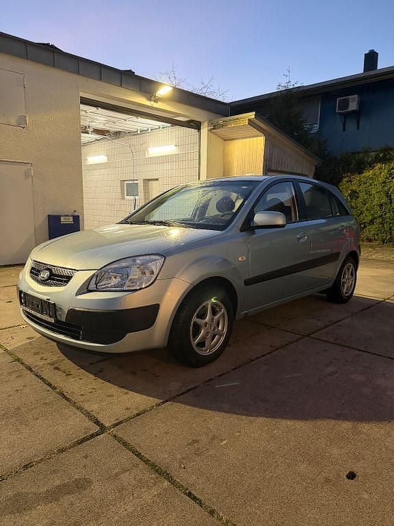 Gebraucht Kia Rio Basis 97 PS (71 kW) 2006 Silber Limousine