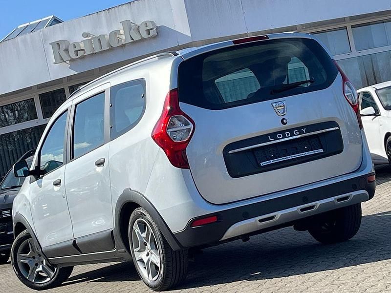 Gebraucht Dacia Lodgy Stepway 131 PS (96 kW) 2020 Silber Van / Kleinbus