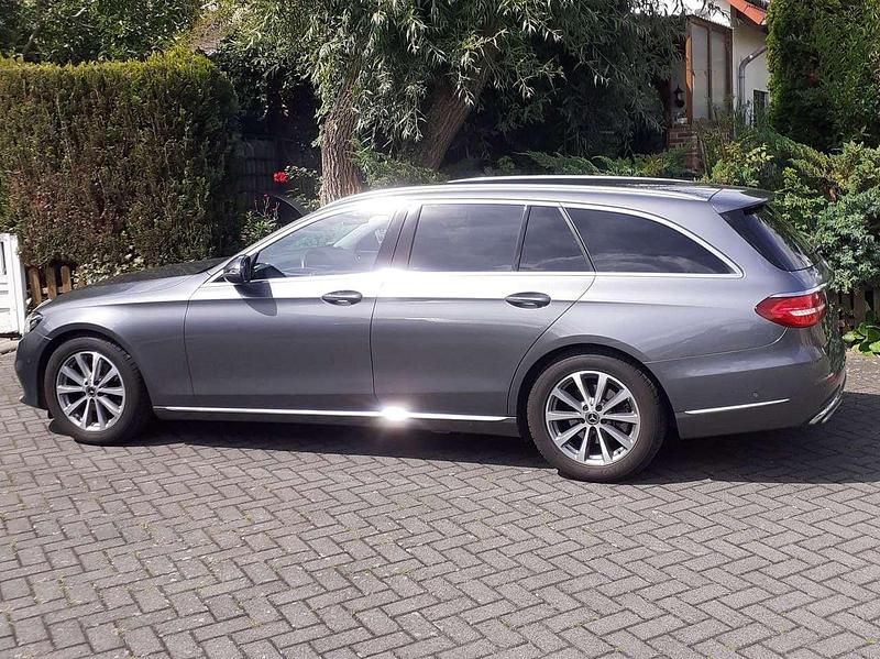 Grau Gebraucht 2019 Mercedes E200 Kombi | 27.500 € (Fairer Preis) - Bild 1/4