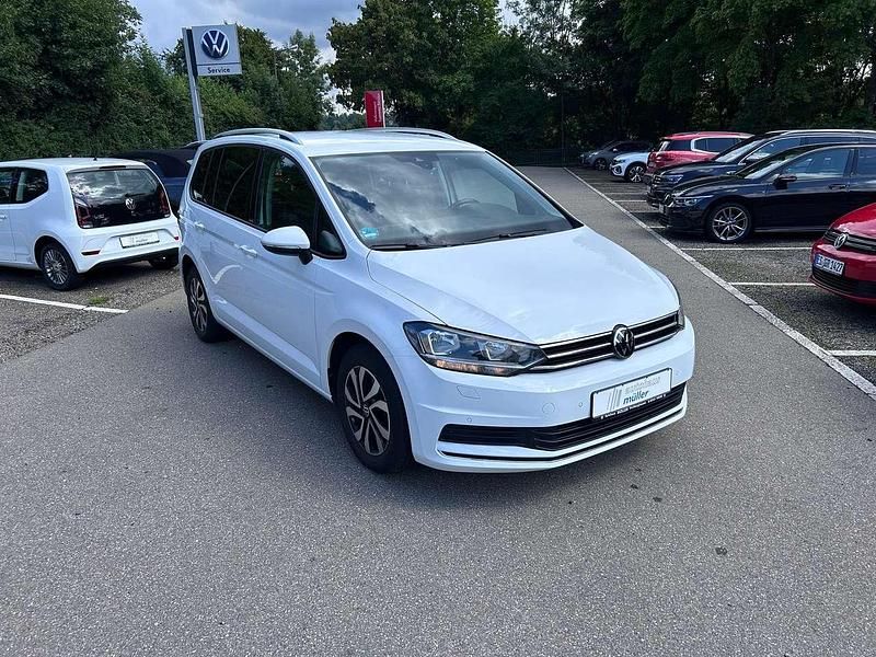 Pure white Gebraucht 2021 VW Touran Active Van / Kleinbus | 17.299 € (Fairer Preis) - Bild 1/4