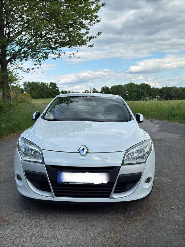 Weiß Gebraucht 2010 Renault Mégane Coupé Dynamique Coupé | 5.000 € - Bild 1/4