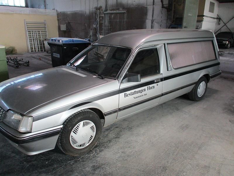 Silber Gebraucht 1984 Opel Senator Kombi | 5.200 € - Bild 1/4