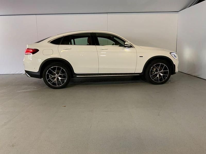 Gebraucht Mercedes GLC300e AMG line 320 PS (235 kW) 2020 Unilack polarweiß Coupé