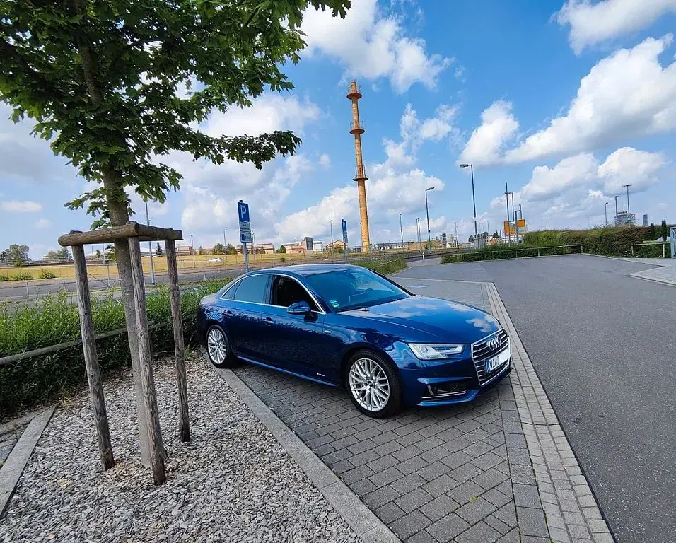 Gebraucht Audi A4 Sport 218 PS (160 kW) 2017 Blau Limousine