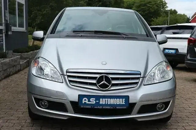 Gebraucht Mercedes A180 118 PS (86 kW) 2011 Silber Kleinwagen